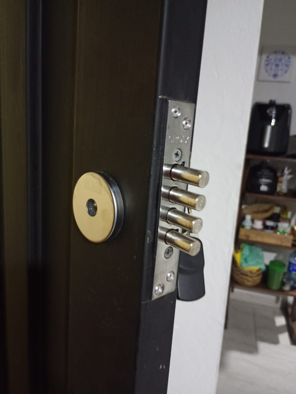 Cerradura de seguridad multipunto puerta comercial Oriente Antioquia - Cerrajería El Mágico